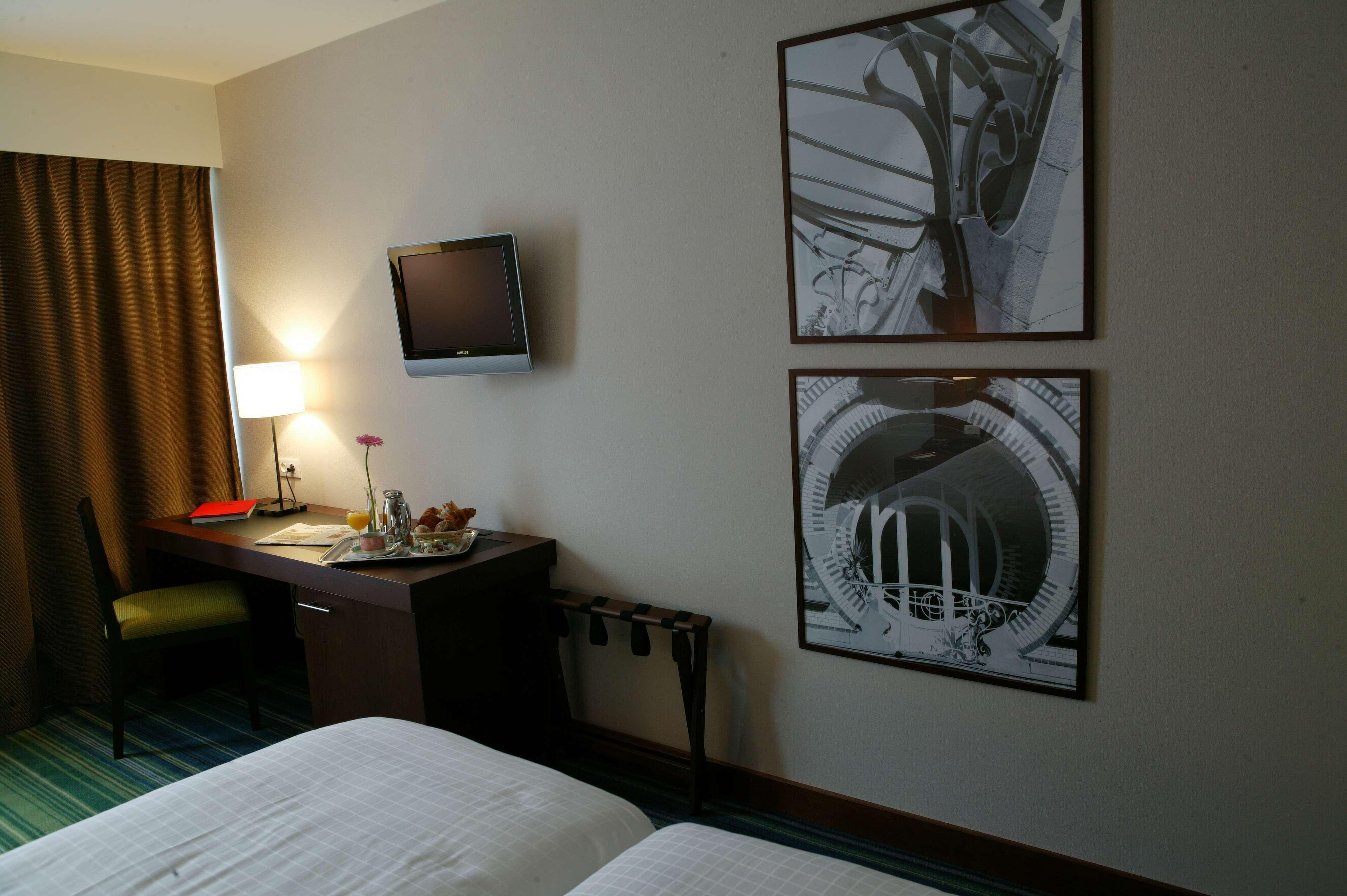นิวโฮเต็ล ชาร์เลอมาคเนอ Hotel บรัสเซลส์ ภายนอก รูปภาพ